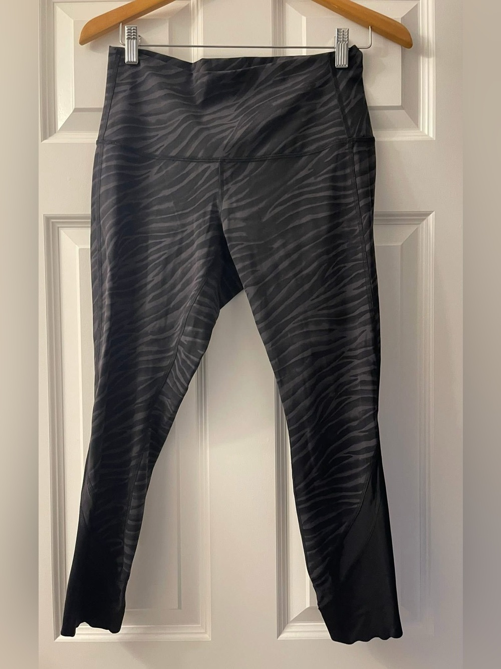 FREE ADD-ON: Lululemon cropped leggings - size 10